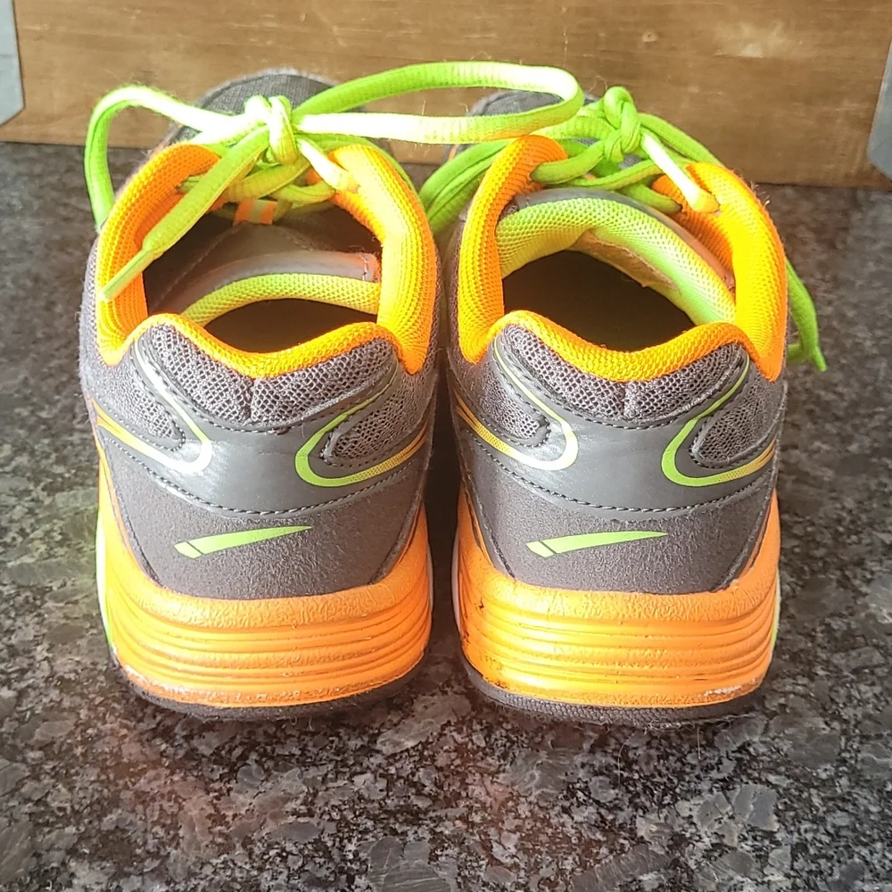 L.A. Gear Girls Athletic Sneakers with Neon Colored Accents - Size 4.5